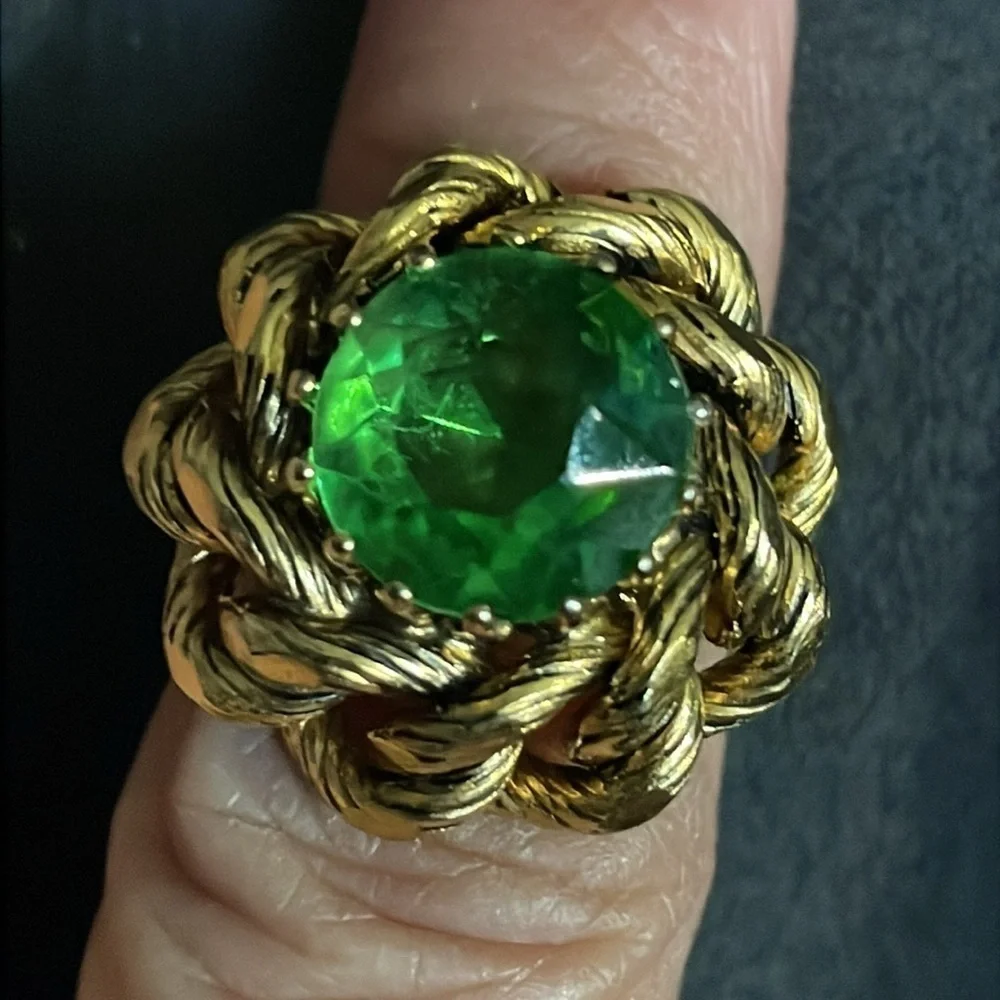 Vintage Elegant Green and Goldtone adjustable  Ring